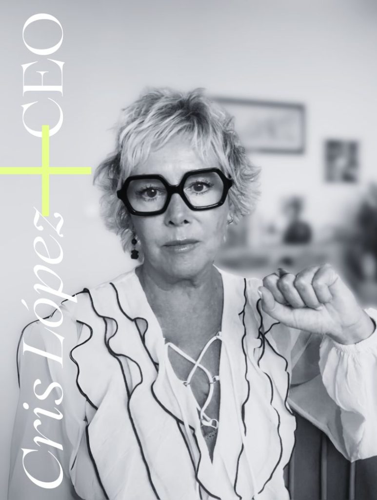 Retrato en blanco y negro de una mujer con pelo corto y gafas grandes que lleva una blusa con volantes. El texto de la izquierda dice Cris López + CEO. El fondo está difuminado y presenta una decoración suave e indistinta.