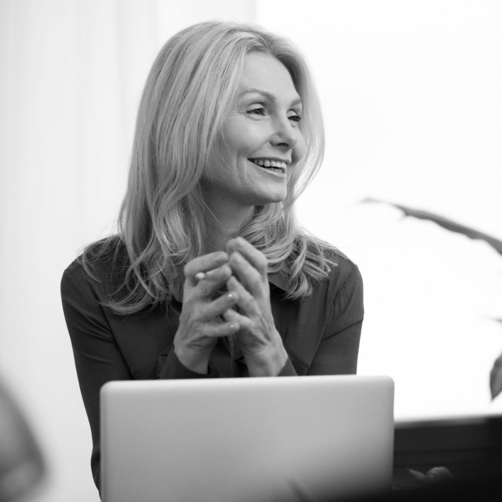 cerrar mujer sonriente en el trabajo photoaidcom greyscale 1080x1080 (1)