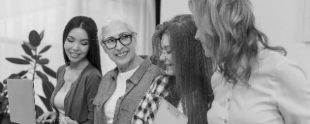 comunidad de mujeres hermosas trabajando juntas photoaidcom greyscale 450x180