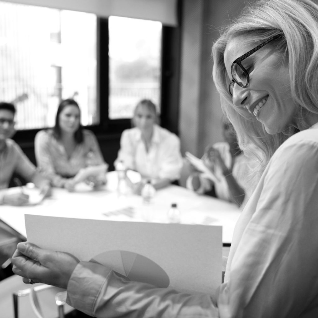 gente de negocios de tiro medio discutiendo juntos photoaidcom greyscale 1080x1080