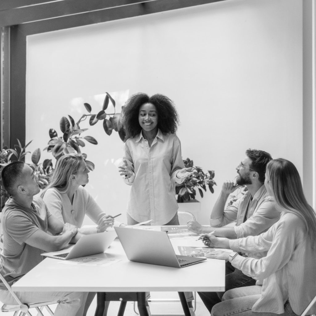 gente trabajando en una marca tecnologica juntos photoaidcom greyscale (1) 1080x1080