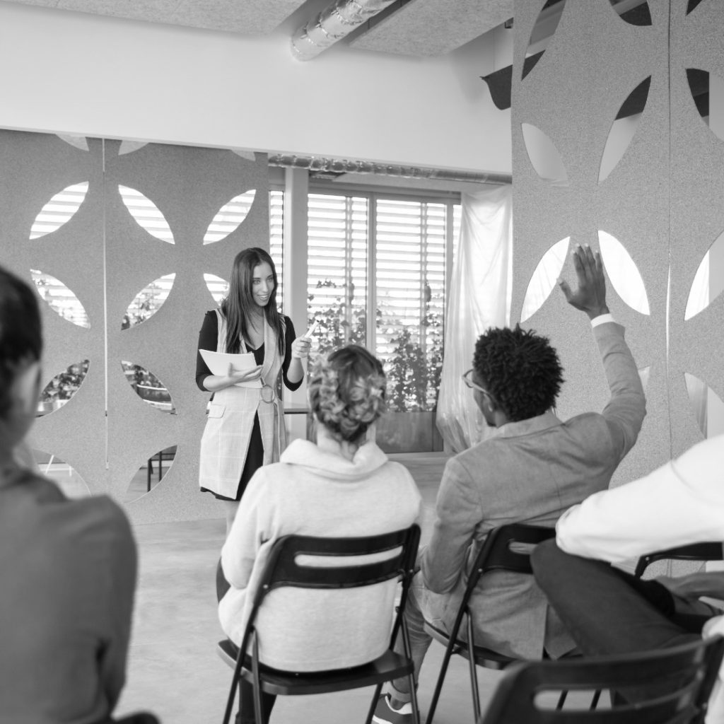 hermosa joven trabajando con audiencia photoaidcom greyscale 1080x1080