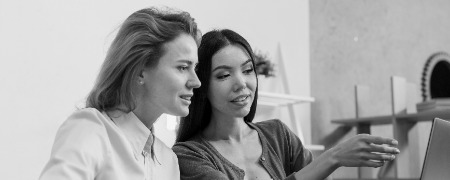 mujeres adultas hermosas que planean juntas photoaidcom greyscale 450x180