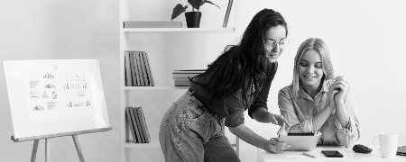 mujeres de alto angulo trabajando photoaidcom greyscale 450x180