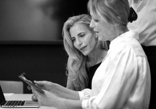mujeres de tiro medio mirando el telefono inteligente photoaidcom greyscale 500x350