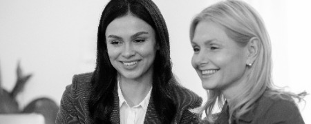 mujeres de tiro medio que trabajan con una computadora portatil photoaidcom greyscale 450x180