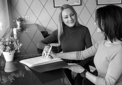 principiante de formacion de persona de negocios en practicas photoaidcom greyscale 500x350