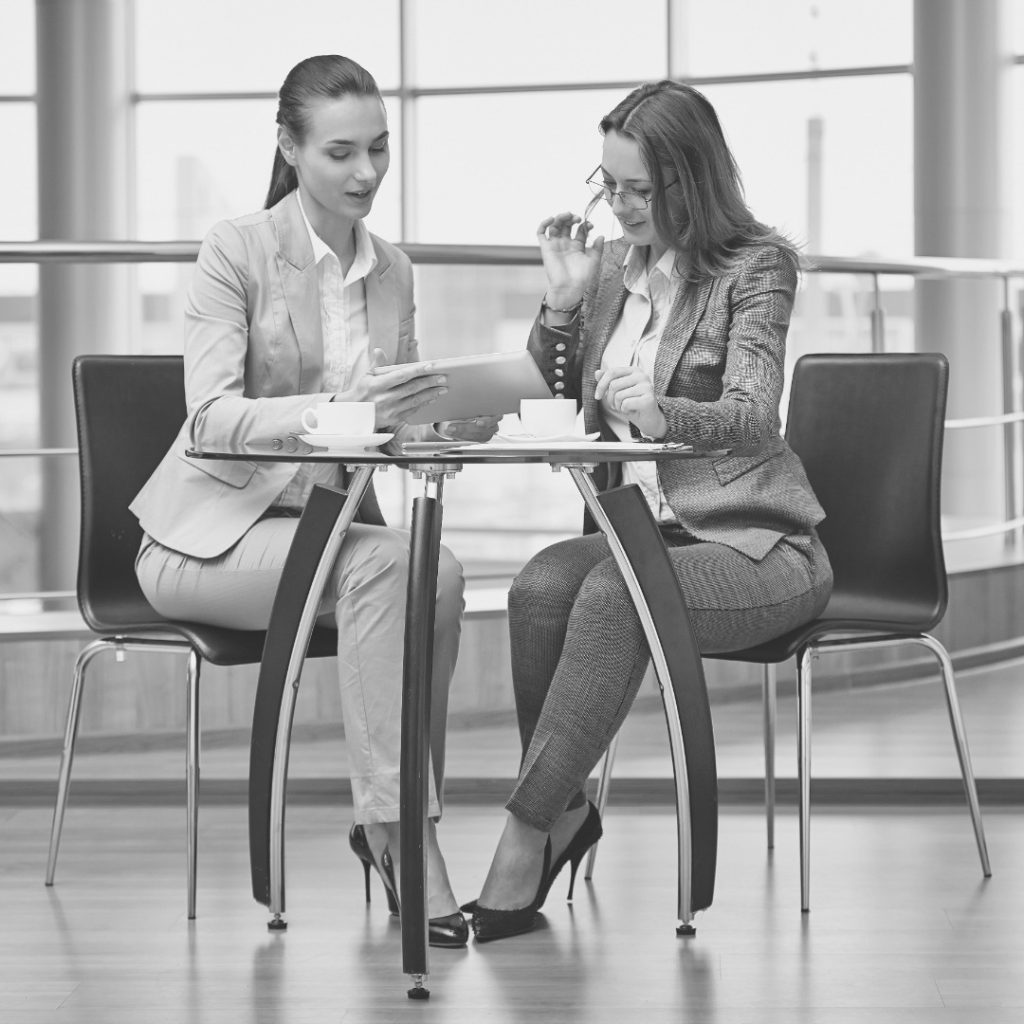 reunion de negocios con una taza de cafe photoaidcom greyscale 1080x1080