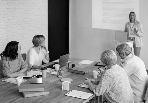 reunion de negocios lider de mujer de tiro medio photoaidcom greyscale 500x350