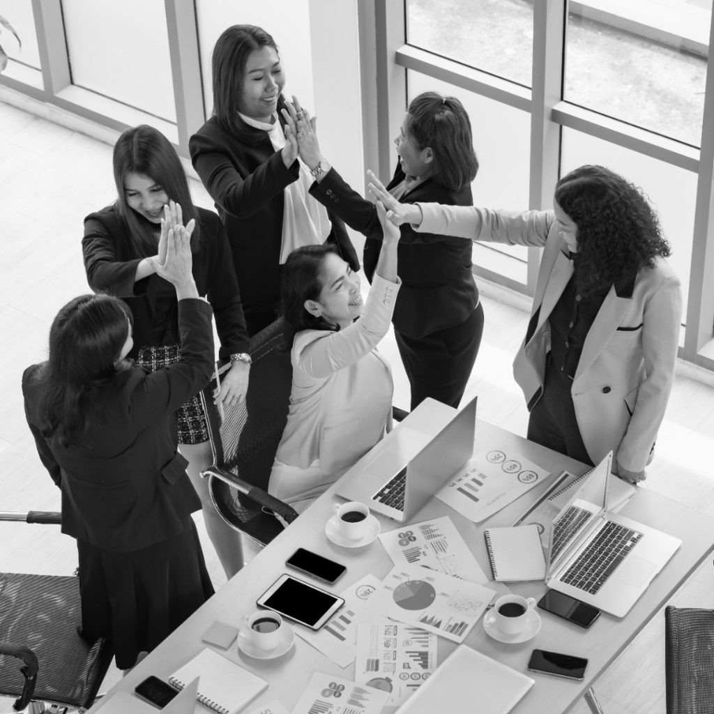 high view one business woman working laptop five business woman surrounding her looking laptop meeting room concept business meeting photoaidcom greyscale 1080x1080